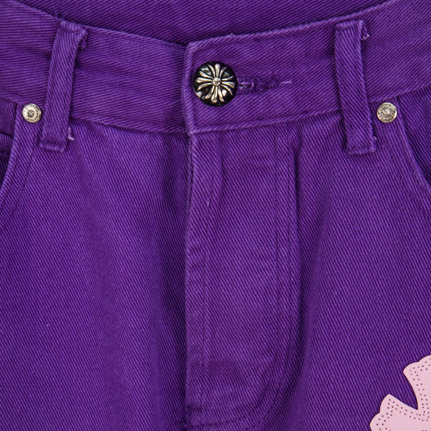 P240 Chrome Hearts Overseas limited edition violet patchwork leather cross hot girl couple jeans are a hot item this season and are sought after by countless celebrities and fashionistas. The neat details of the cutting process add color to the playful fashion! The neat and meticulous design, and the well-fitting structure is unique. The upper body not only has outstanding recognition, but also looks younger and younger. A style with the ultimate wearing meaning and performance, gorgeous color matching, and the craftsmanship of this style is also extremely extraordinary. After the finished product is washed, it is disassembled and hand-made with sheepskin cross leather and then spliced ​​together to complete. The whole piece has too many craftsmanship to describe. It is decorated with patchwork cross flowers and high-waisted washed jeans! ! Absolutely high-end luxury product, a god-level single product, a super popular product, made by top heavy industry, a magic weapon that cannot be missed to hit the streets. Style number: 1837 Size: 28 30 32 34 Color: purple